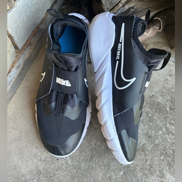 Nike Flex Runner2 lace free unisex black & white lightweight Sneakers Sz-7y. G - Picture 1 of 12
